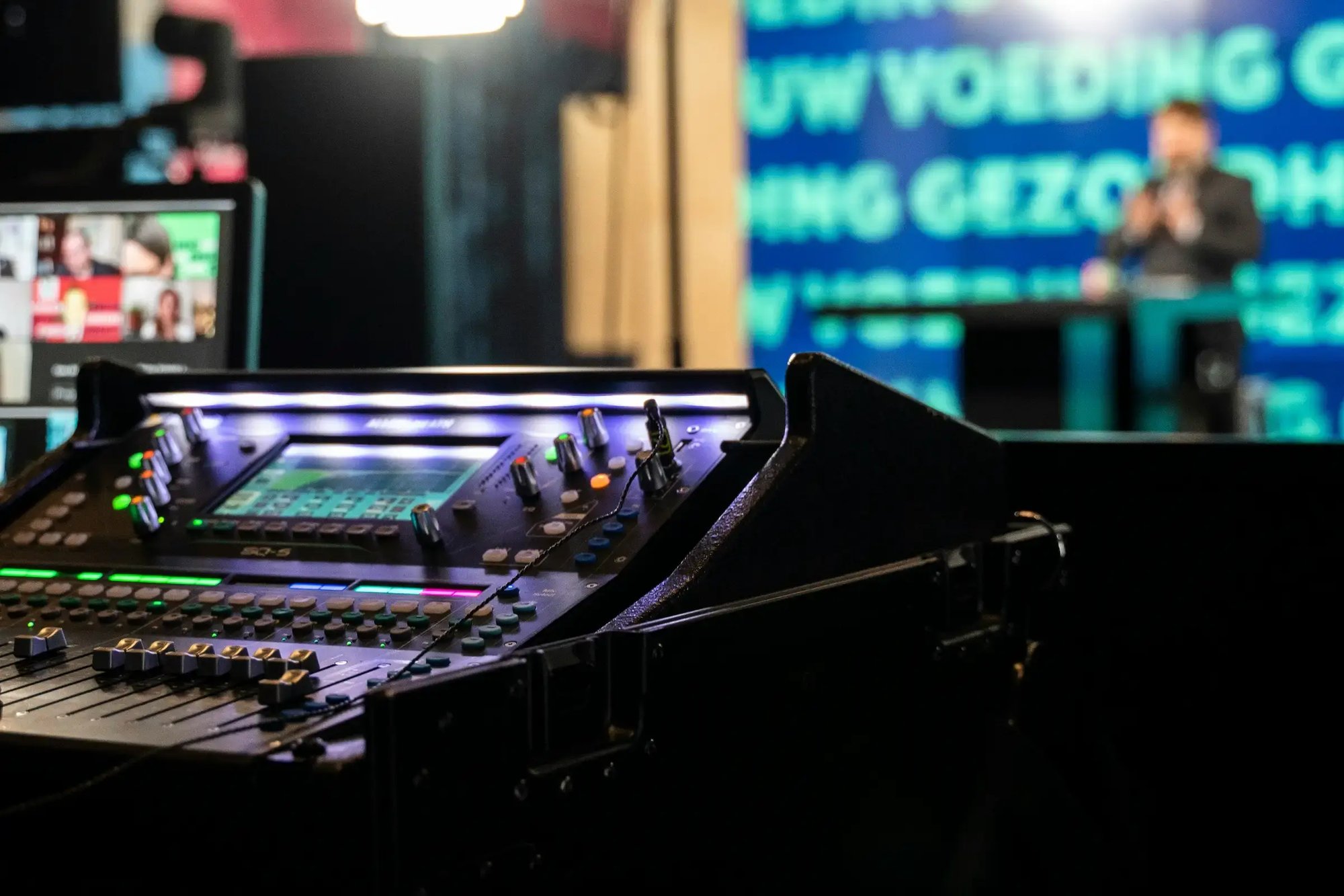 Audio mixing console
