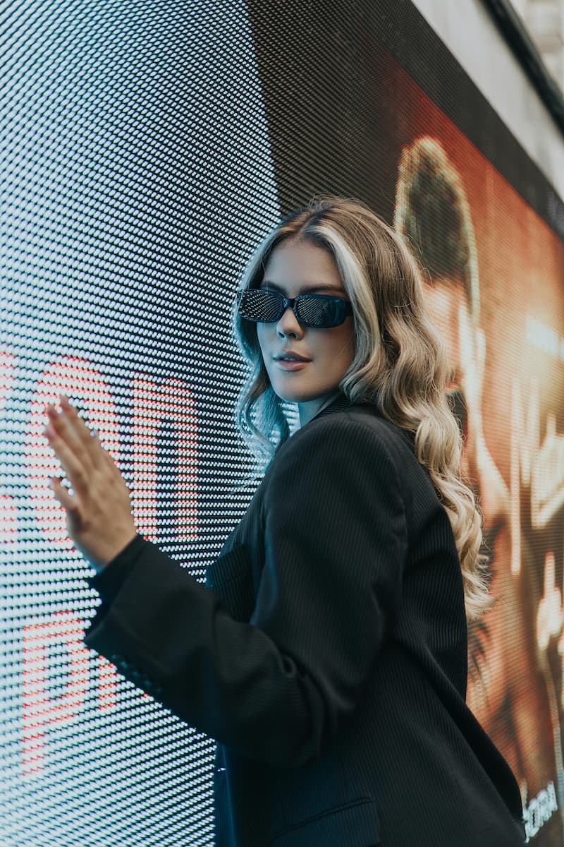 led-wall-woman (1)