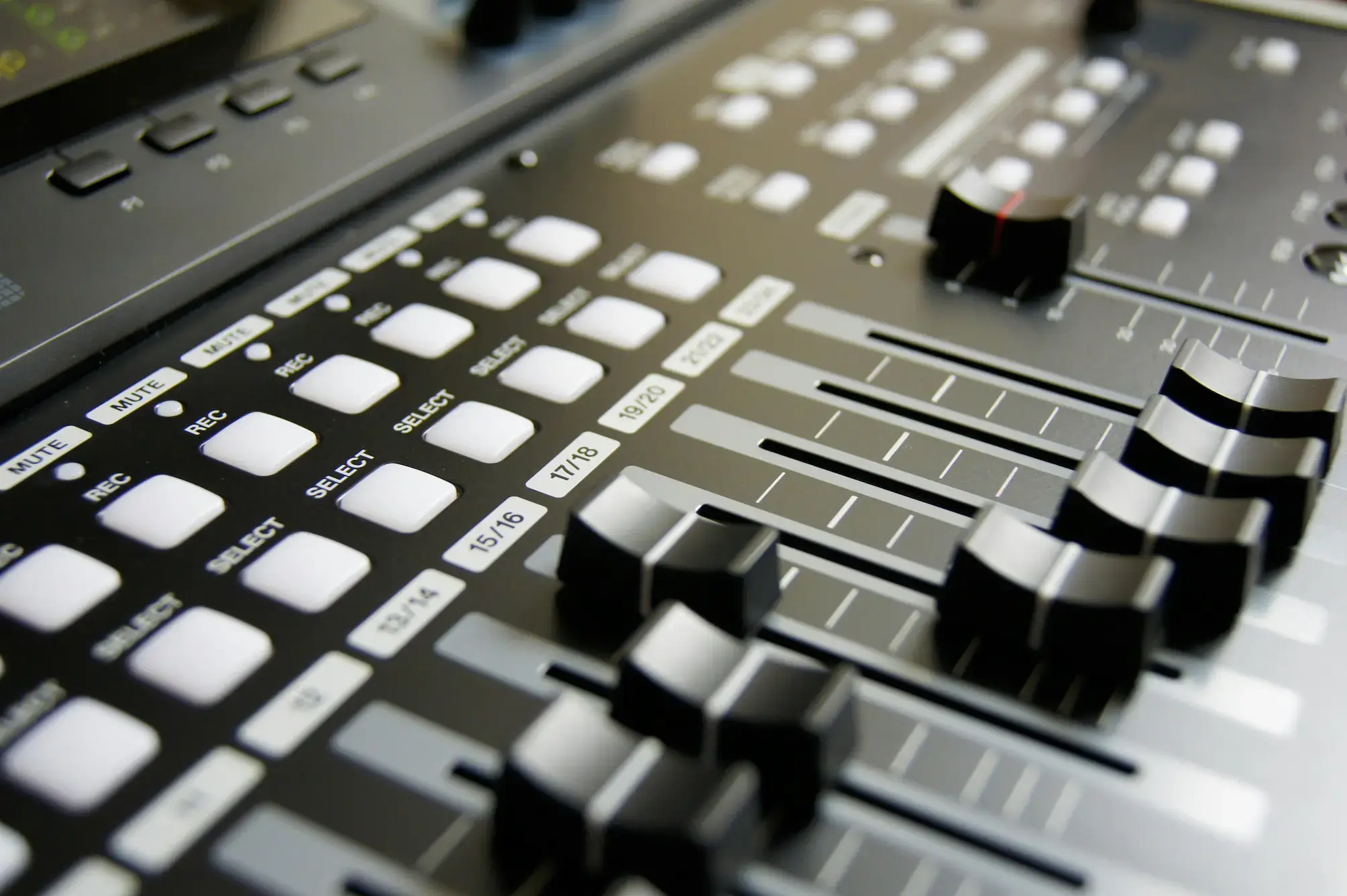 audio mixing console