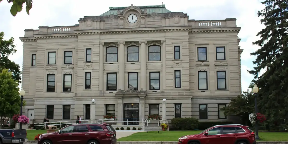 Picture of a town courthouse in a small town